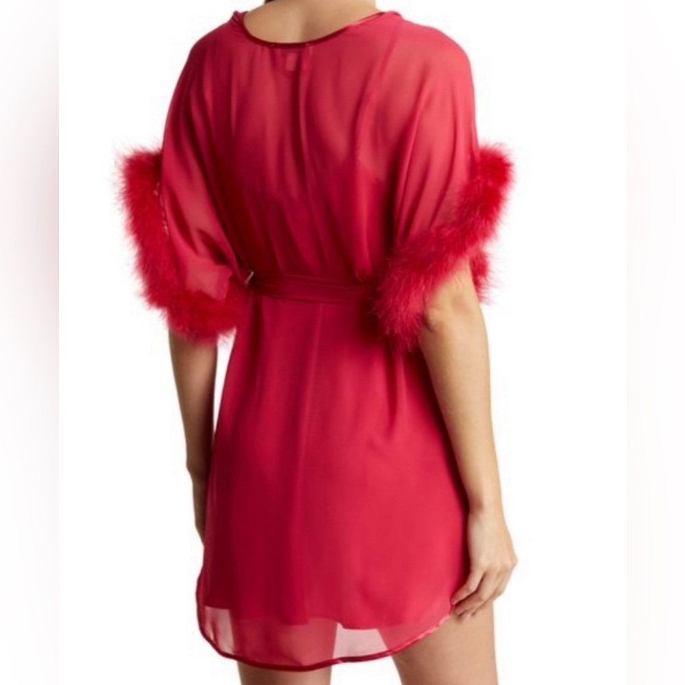 NWT In Bloom by Jonquil
Faux Fur Trim Chiffon Wrap in Bright Red/Magenta XS/S